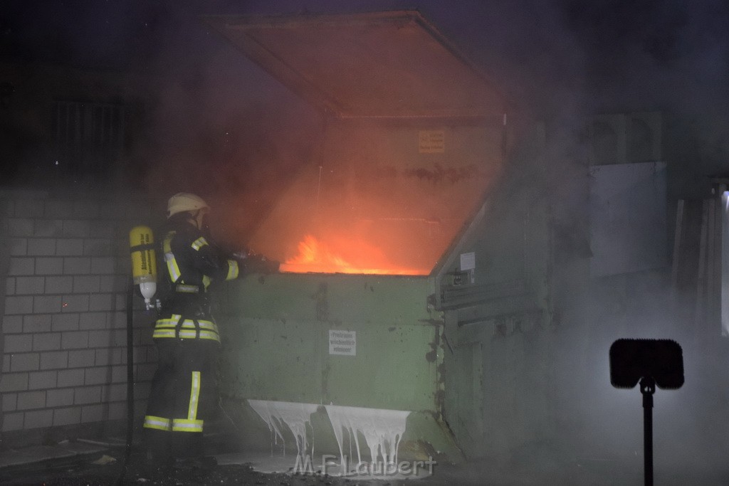 Feuer Papp Presscontainer Koeln Hoehenberg Bochumerstr P088.JPG - Miklos Laubert